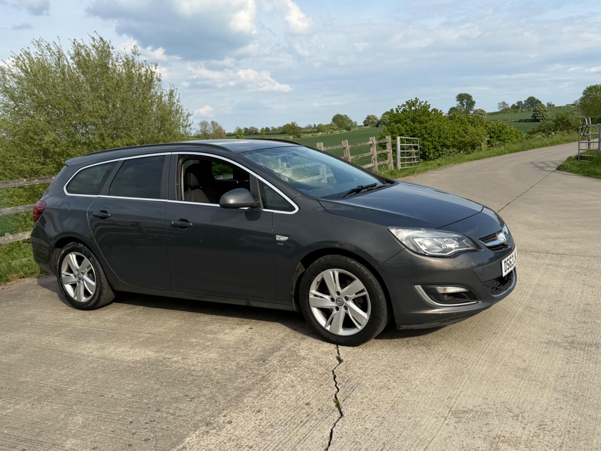 Vauxhall Astra 1.7 CDTi ecoFLEX SRi Sports Tourer Euro 5 5dr — photo 49 of 86